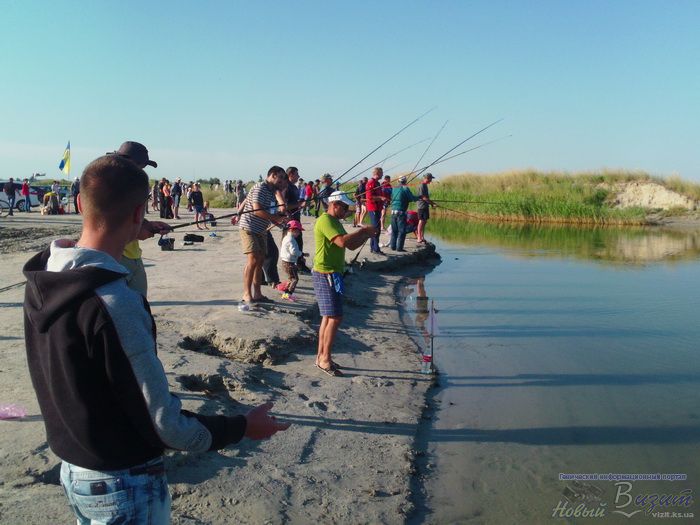 Майже сотня рибалок з різних українських місць зібралися на березі протоки поблизу Сиваша на щорічний рибальський фест  - фото 1