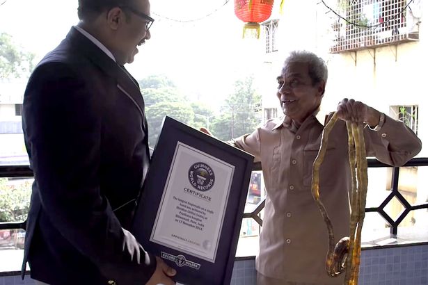 Індієць 62 роки відрощував нігті, щоб потрапити в Книгу рекордів Гіннеса - фото 3