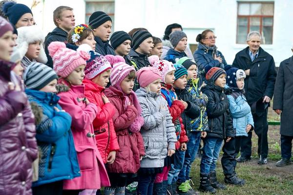 Родина Героя Небесної Сотні встановила меморіальну дошку в рідному селі - фото 3