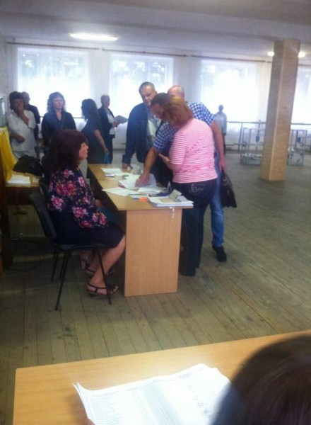 На прикарпатському окрузі кандидат в нардепи намагалася проголосувати без паспорта - фото 1