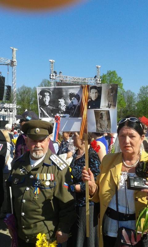 На заходи до Дня Перемоги в Латвії прийшли люди з георгіївськими стрічками - фото 1