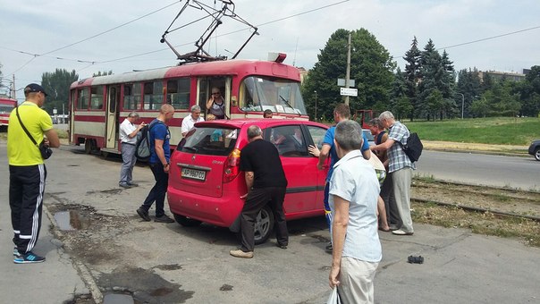 Запорізька білявка своєю машиною блокувала рух трамваїв - фото 1