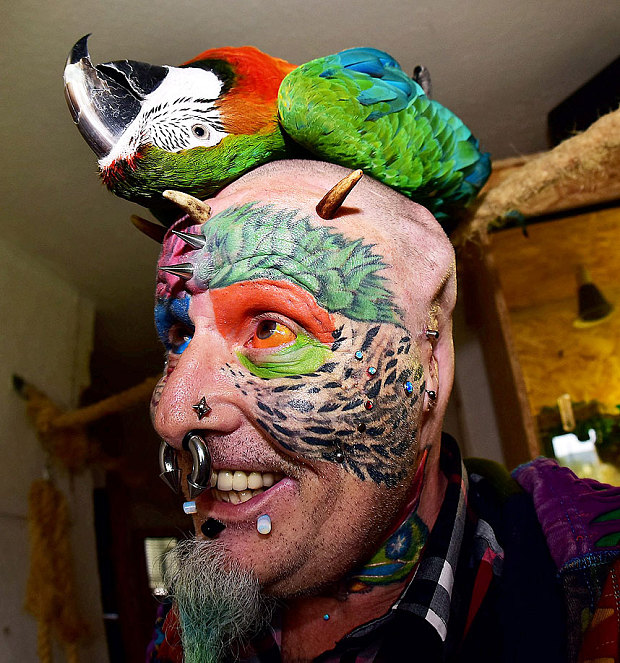 Британець відрізав собі вуха заради схожості з папугою (ФОТО, ВІДЕО) - фото 2