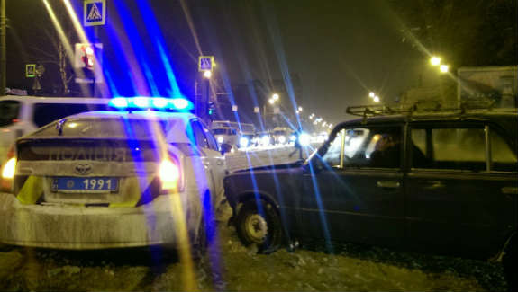У Харкові поліцейський автомобіль протаранив ВАЗ - фото 1