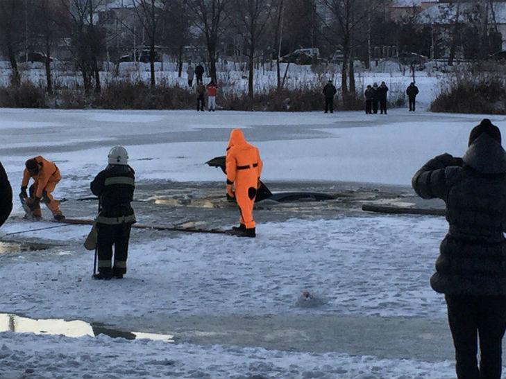 У Полтаві водій вирішив дрифтонути і провалився під лід - фото 1