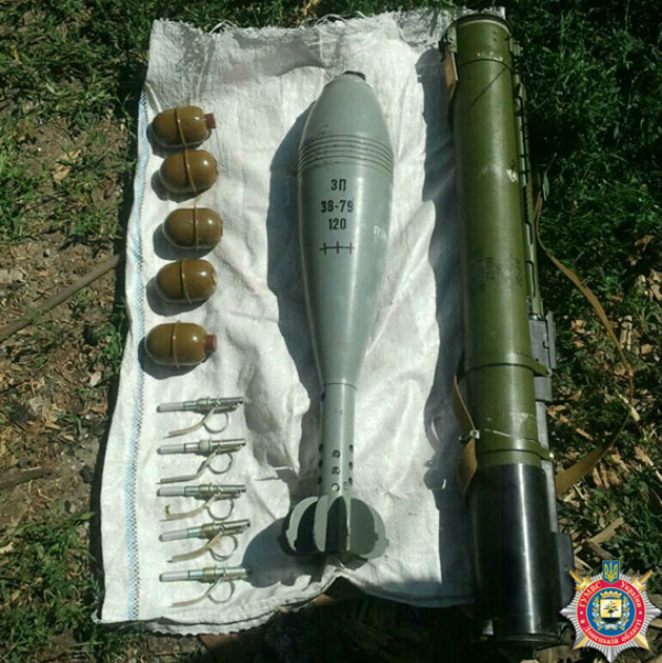 В Авдіївці у місцевого жителя знайшли гранатомет і боєприпаси - фото 1