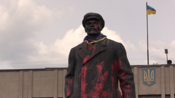У Слов’янську активісти закидали червоною фарбою пам'ятник Леніну (ФОТО, ВІДЕО) - фото 1