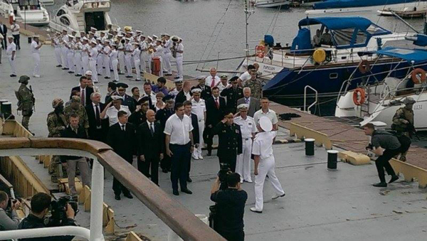 Саакашвілі відзначає з одеситами день Військово-морських сил (ФОТО) - фото 1