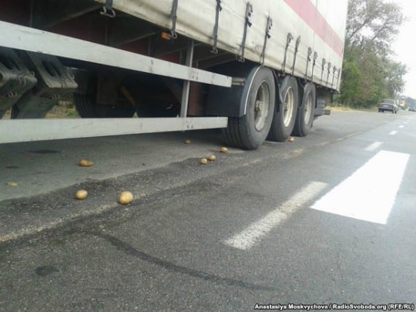 Підприємець подарував учасникам блокади дві фури картоплі, яку везли до Криму  - фото 1
