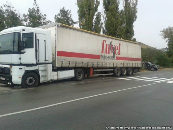 Підприємець подарував учасникам блокади дві фури картоплі, яку везли до Криму  - фото 2