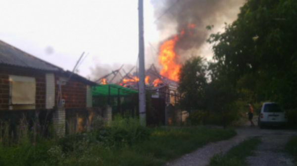ЗМІ: Було обстріляно мікрорайон Жовтневий в Донецьку. Є жертви - фото 1