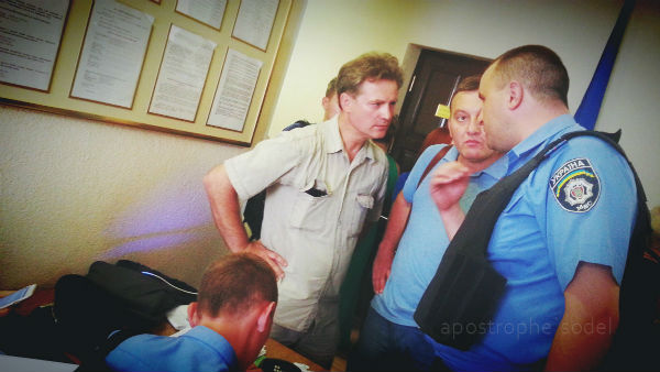 На засіданні суду по Мельничуку активісти перекривають вихід з залу та втрачають свідомість (ФОТО) - фото 3