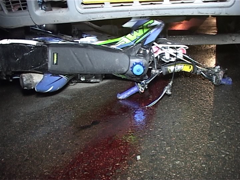 У Сумах загинув водій мотоцикла, потрапивши під колеса маршрутного таксі - фото 1