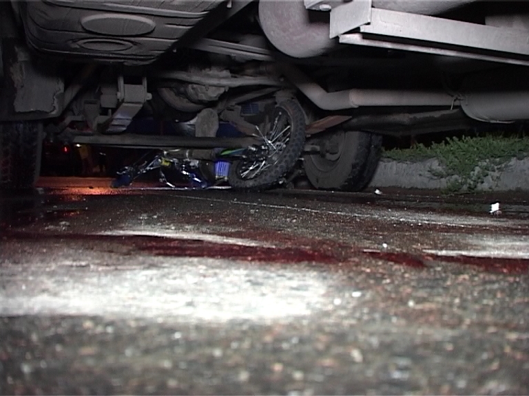 У Сумах загинув водій мотоцикла, потрапивши під колеса маршрутного таксі - фото 2