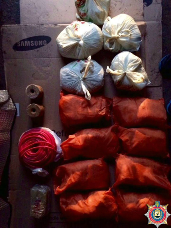 На Донеччині правоохоронці вилучили понад 153 кг вибухівки та 173 гранатомети - фото 1