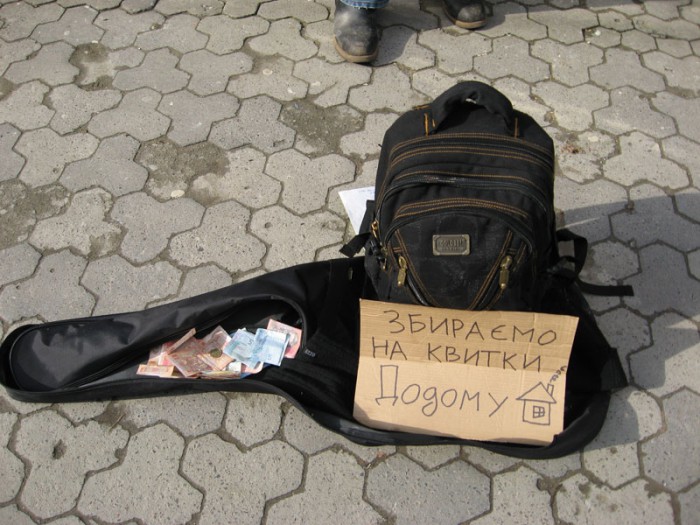 В Ужгороді заїжджі вуличні музиканти збирали на квитки додому піснею "За русских ребят" - фото 2