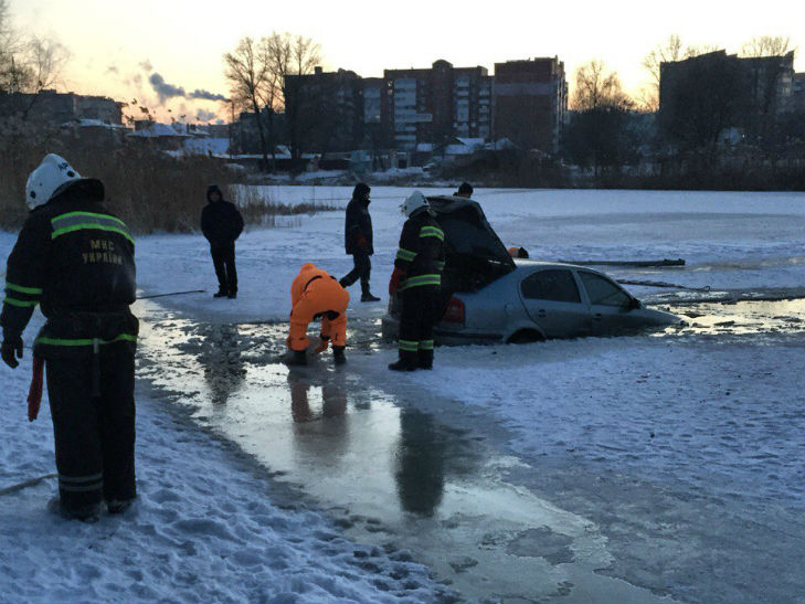 У Полтаві водій вирішив дрифтонути і провалився під лід - фото 2