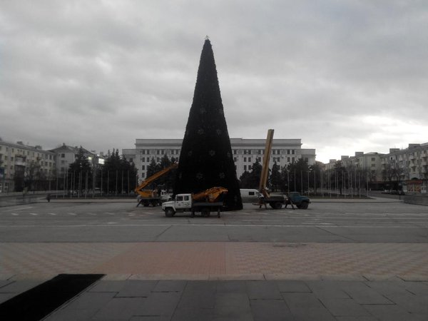 В окупованому Луганську встановили головну "йолку" "ЛНР" (ФОТО) - фото 1