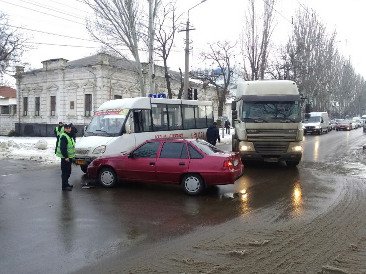 У Миколаєві чергова маршрутка втрапила в ДТП - фото 1