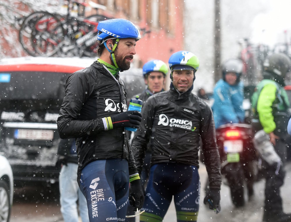Етап престижної велогонки "Париж - Ніцца" перенесли через снігопад - фото 2