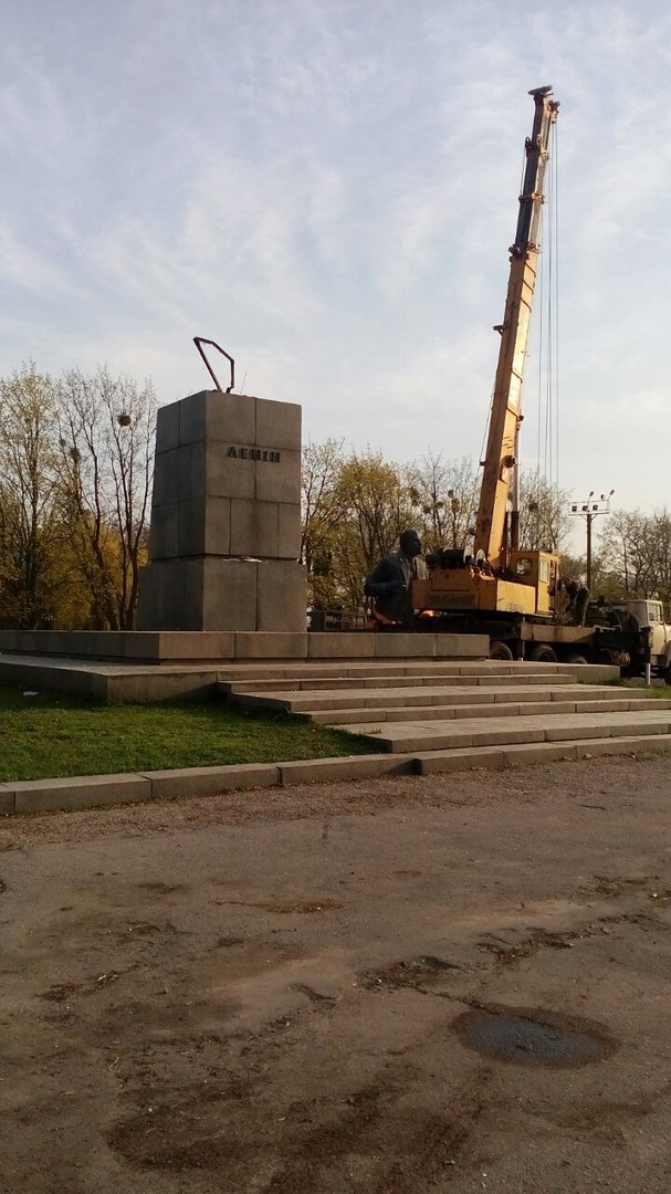 Під Харковом цивілізовано зняли один із найбільших в області пам’ятників Леніну - фото 1