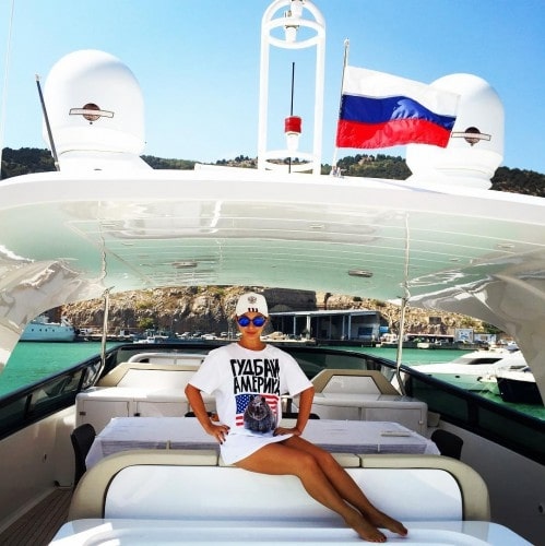 Найліпша подруга Жанни Фріске ніжилась в Криму в футболці "Гудбай, Америка" - фото 1