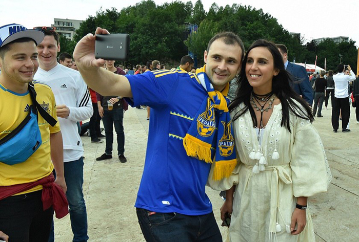Як Джамала завітала до українських вболівальників у Ліллі - фото 5