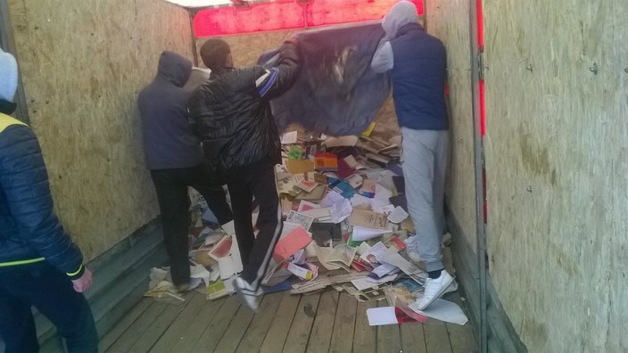 В "ЛНР" школярі здали на макулатуру українські підручники  - фото 7