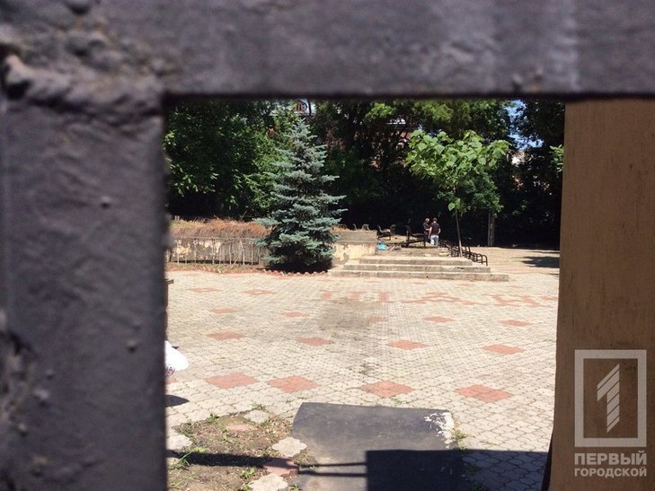 В Одесі активісти зламали ворота в Літній театр в Міському саду - фото 4