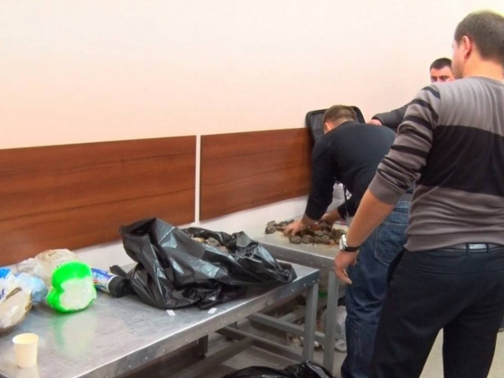 Через Одеський аеропорт намагалися провести майже 60 кг контрабандного бурштину - фото 2