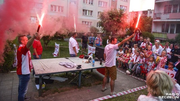 Як дивляться матчі Євро-2016 в польських двориках - фото 2