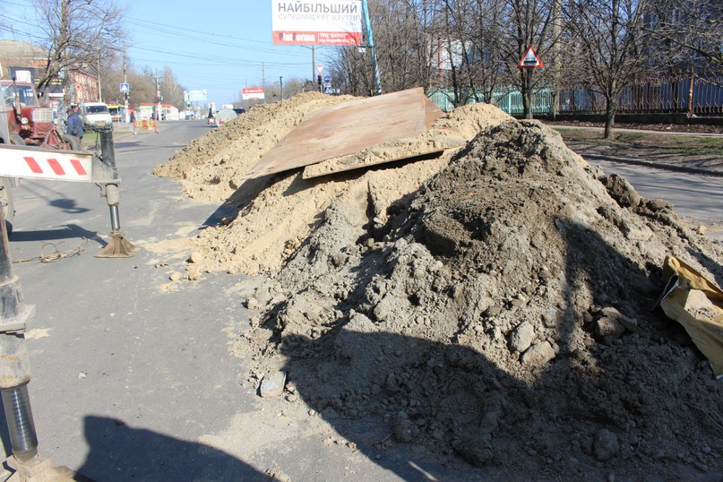 У Миколаєві провалився асфальт: яму розрили до шести метрів завглибшки
