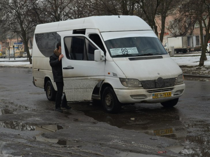 У Миколаєві маршрутчики висаджують людей посеред дороги