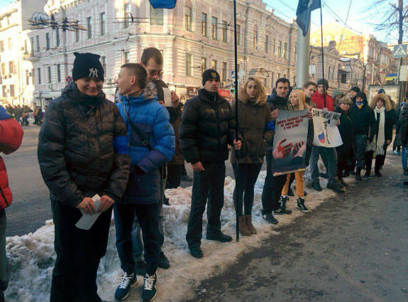 У Харкові пройшла акція протесту з вимогою бойкотувати російський бізнес - фото 2
