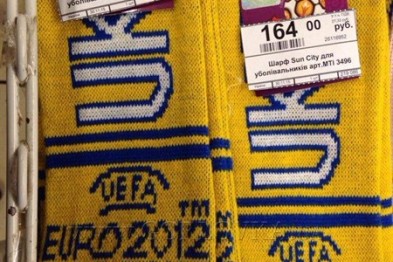 В окупованій Горлівці за рублі продають шарфи з українською символікою (ФОТО) - фото 1