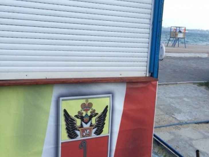 На узбережжі Одеси виявили кіоски з емблемою двуголового орла - фото 1