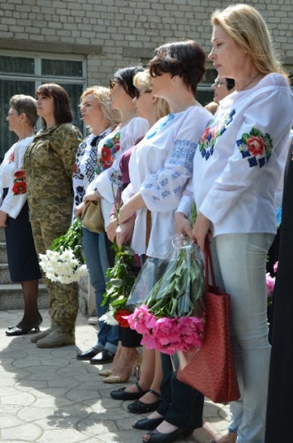 Під Дніпром відкрили меморіальну дошку чоловікові легендарної волонтерки - фото 1