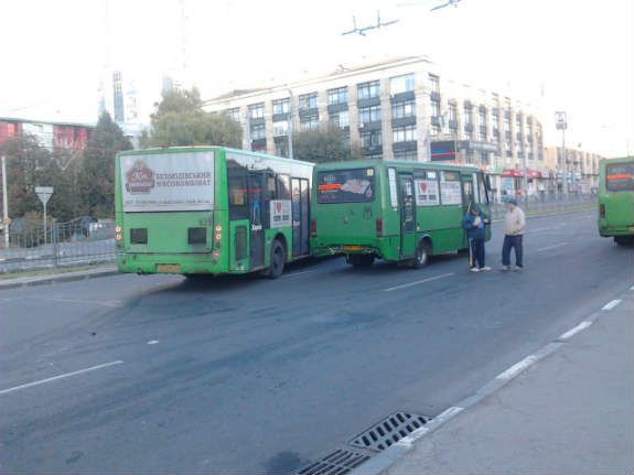 У Харкові внаслідок наїзду поліцейського авто на маршрутку ніхто не постраждав (нове фото) - фото 2