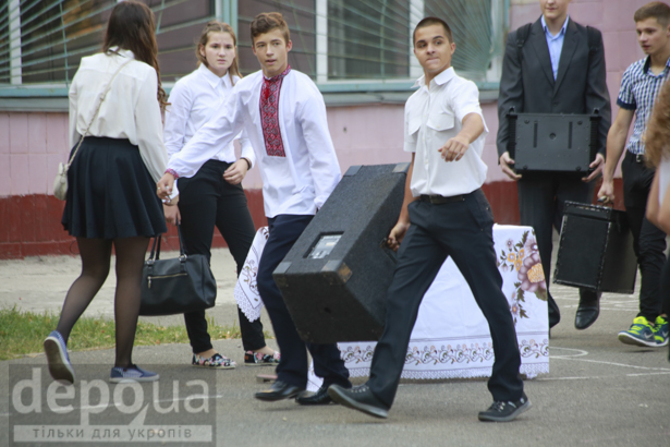 Як святкують День знань у випадковій київській школі (ФОТОРЕПОРТАЖ) - фото 13