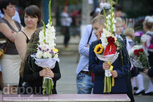 Як святкують День знань у випадковій київській школі (ФОТОРЕПОРТАЖ) - фото 17