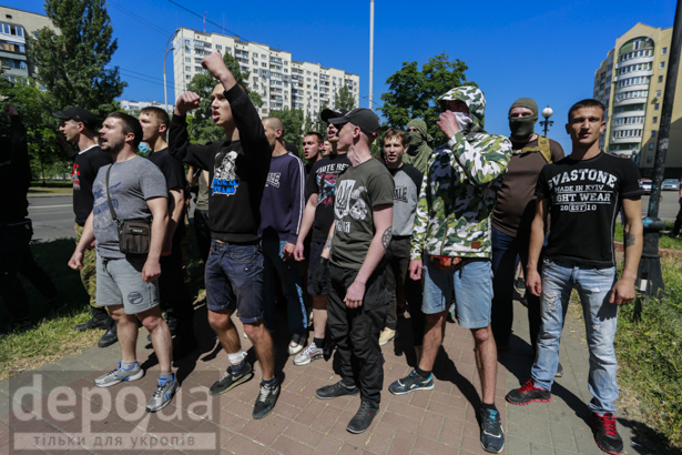 Як у Києві намагались провести гей-парад (ФОТОРЕПОРТАЖ) - фото 13