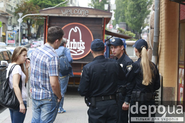 Поліція Києва: Розвозить п'яниць, ігнорує вуличну торгівлю та майже не заходить на Троєщину (ФОТО) - фото 8