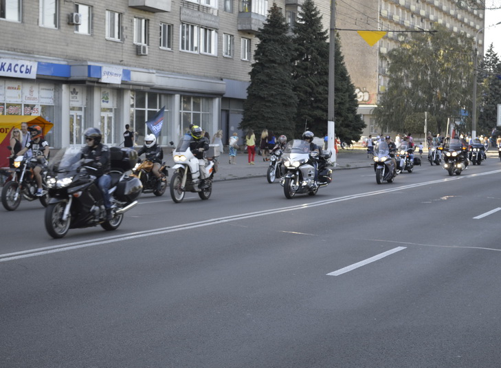 На День міста у Дніпра по перекритій набережній ганяли байкери - фото 4