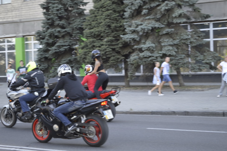 На День міста у Дніпра по перекритій набережній ганяли байкери - фото 3