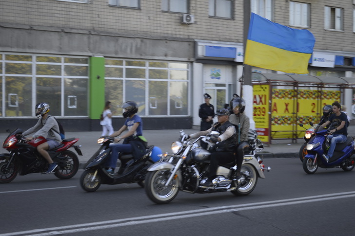 На День міста у Дніпра по перекритій набережній ганяли байкери - фото 2