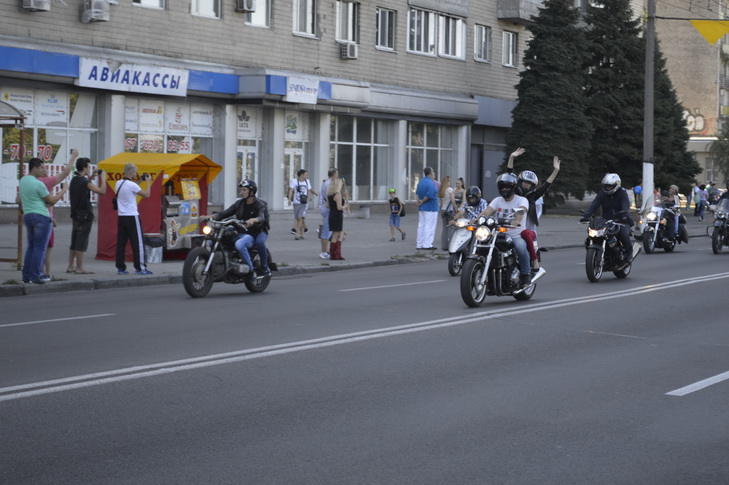 На День міста у Дніпра по перекритій набережній ганяли байкери - фото 1