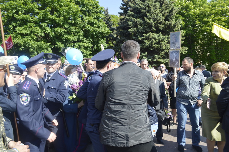Як поліція у Дніпропетровську рознімала АТОшників і "колорадів" - фото 2