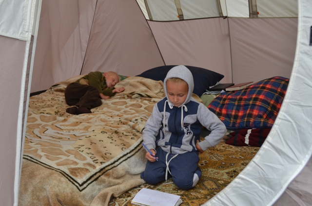 На Сумщині родина учасника АТО після пожежі вимушена жити у туристичному наметі - фото 1