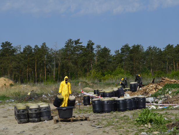 На Сумщині вилити  небезпечну для довкілля отруту на звалище "коштує" менше тисячі гривень - фото 1