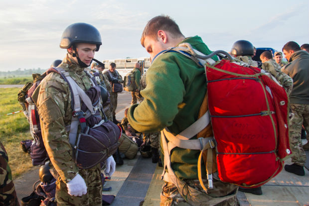 Харківські курсанти-нацгвардійці виконали стрибки з парашутом - фото 1